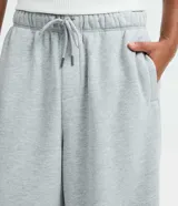 Pantalón baggy masculino de corte holgado, color beige, confeccionado en algodón con felpa. Posee cintura elástica con cordón ajustable, bolsillos delanteros y bajo con regulador por elástico.