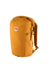 Mochila Fjallraven Ulvo Rolltop 30 color dorado, con cierre superior enrollable, logo reflectante y bolsillo lateral de malla.