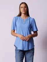 Blusa blanca de tejido piqué, marca Ruby Rd. Cuello a la base y escote en V. Manga corta amplia.