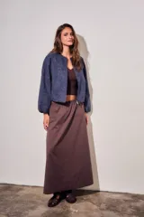 Campera bomber de algodón color azul, con diseño de bordado floral en tono sobre tono, cierre frontal y mangas largas con puños elásticos.