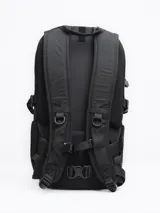 Mochila negra con múltiples bolsillos y correas ajustables.