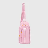Crossbag de diseño ergonómico en color negro, con múltiples compartimentos con cierre y correa ajustable con el logo de la marca estampado. Presenta detalles en color rosado en los tiradores de los cierres.