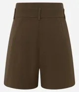 Short sastre de corte recto y cintura alta color verde militar, con pinzas delanteras, trabillas para cinturón y cierre frontal oculto. Incluye un medio cinturón lateral de poliuretano con hebilla.