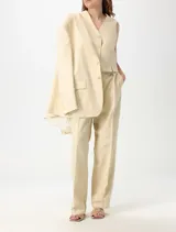 Pantalón sastrero color beige de lino, de tiro alto y corte recto.