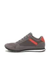 Championes de diseño casual Caterpillar, modelo Ventura, en color gris con detalles en rojo. Combinan capellada de gamuza con paneles de malla, cordones al tono, entresuela blanca y suela de goma.