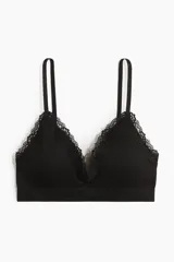 Soutien sin aros color negro, con diseño seamless, copas con relleno extraíble y detalle de encaje en los bordes. Cuenta con doble tirante ajustable en cada hombro.