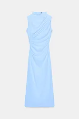 Vestido midi de color celeste, con cuello subido y diseño sin mangas. Presenta un detalle de tejido drapeado en el lateral y cierre posterior con cremallera oculta.