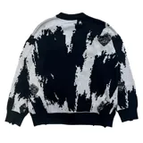 Buzo de punto con diseño abstracto en blanco y negro, con estampado gráfico estilo gótico en el pecho y detalles de roturas desgastadas en el tejido.