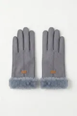 Guantes de gamuza sintética color gris, con puños de piel sintética al tono y detalle de etiqueta decorativa en el dorso.