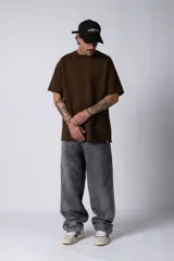 Jean de corte baggy con diseño amplio y holgado, confeccionado en denim de lavado claro con efecto desgastado en las piernas.