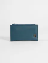 Billetera de cuero vegano color verde azulado, con cierre superior y detalle de logo metálico en la esquina inferior derecha.