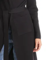 Chaqueta de punto color beige con frente abierto, cuello con solapa, mangas largas y bolsillos frontales. Incluye un lazo para ajustar en la cintura.