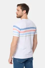 Remera de manga corta color blanco con diseño de rayas horizontales en tonos pastel en el pecho y cuello redondo.