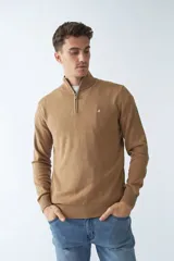 Buzo de punto con medio cierre frontal, manga larga y puños acanalados. Presenta un diseño de calce regular con logo bordado en el pecho.