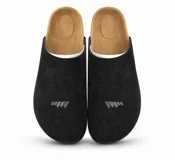 Zueco estilo sandalia modelo Mykonos de color negro, con diseño destalonado, plantilla de corcho y detalle de logo estampado en la parte delantera.