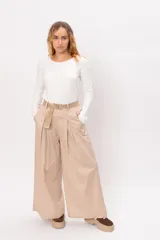 Pantalon de corte wide leg en color beige, con pinzas delanteras, cintura alta y cinturon de tela al tono incluido.