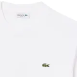 Remera de cuello redondo Lacoste, confeccionada en algodón, con manga corta y el icónico logo del cocodrilo bordado en el pecho.
