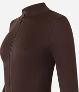 Campera deportiva Get Over de corte ajustado, color marrón, confeccionada en poliamida y elastano con textura acanalada, cuello alto y cierre frontal por cremallera.