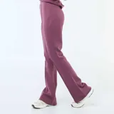 Pantalón de felpa ligera color púrpura, con corte bootcut y costura central vertical en el frente.