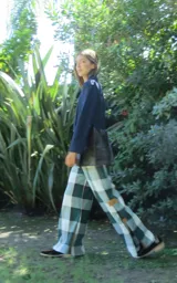 Pantalón a cuadros con corte levemente oxford, cierre y elástico en la cintura.