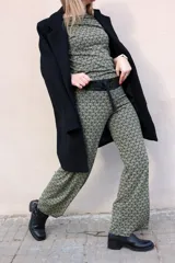Pantalón palazzo de punto fino con estampado geométrico en tonos verde y negro. Cintura elastizada.