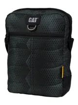 Mor bolso bandolera Caterpillar modelo Ryan, de color negro con estampado geométrico de triángulos, compartimento acolchado para tableta y bolsillos con cierre.