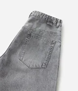 Bermuda masculina de jeans denim color gris lavado, modelo baggy con corte recto y holgado. Presenta detalles de costura en el bajo y está confeccionada con algodón certificado BCI.
