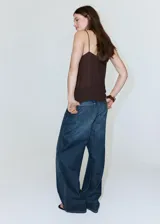 Jeans Orlando de corte wide leg y tiro medio, en tono azul clásico con efecto desgastado.
