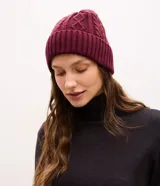 Gorro de punto color bordó con diseño de textura trenzada en la parte superior y ruedo doblado acanalado.
