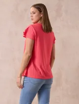 Blusa de tejido pointelle color naranja, con cuello redondo, mangas cortas con sobrecapa y detalle de frunces en el pecho.