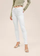 Jeans skinny de tiro bajo en color blanco, confeccionados en tejido elástico de mezcla de algodón. Presentan diseño de cinco bolsillos, trabillas para cinturón y cierre frontal con cremallera y botón.