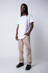 Pantalón color beige de gabardina, corte recto y estilo casual.