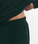 Pijama masculino de dos piezas confeccionado en tejido fleece texturizado. Incluye una remera de manga larga con cuello redondo y puños ajustados, y un pantalón tipo jogger con cintura elástica, cordón de ajuste y bolsillos laterales.