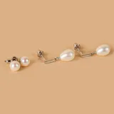 Aros tipo stud con perlas de río naturales de forma esférica y base de plata 925.