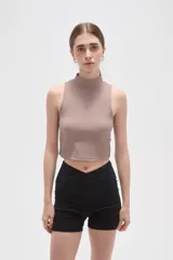 Top sin mangas de cuello alto, confeccionado en tejido de punto acanalado, con ajuste al cuerpo.