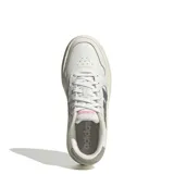 Championes Adidas Lite Court de estilo urbano, confeccionados en material sintético blanco con las icónicas tres tiras laterales en gris. Presentan cordones al tono, logo en la lengüeta en color rosado y suela de plataforma con tecnología Cloudfoam para mayor amortiguación.
