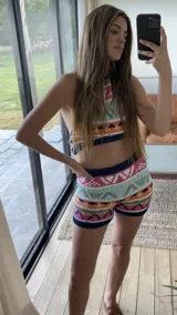Top tejido a mano con diseño multicolor de patrones geométricos, escote halter y corte corto.