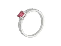 Anillo de plata 925 con circonia central color fucsia y detalles de circonias en el aro.