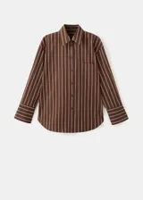 Camisa de algodón con diseño de rayas verticales en tonos marrones y tostados, de manga larga y corte clásico.