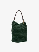 Bolso shopper tejido color verde oscuro, con asa de cuero marrón y detalle de eslabón de cadena.