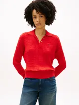 Sweater de punto trenzado color rojo de Tommy Hilfiger, con cuello tipo polo, cierre frontal parcial con botones dorados y hombros caídos.