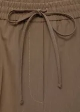 Pantalon de vestir color marron, de corte recto y tiro medio, con cintura elastizada y cierre de lazo ajustable. Cuenta con bolsillos laterales.