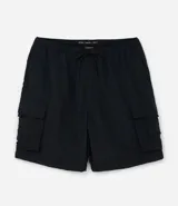 Pantalón cargo negro de corte recto con bolsillos laterales tipo cargo. Presenta cintura elástica con cordón de ajuste y sistema de tiradores en la parte inferior para regular el largo, permitiendo convertirlo en bermuda.