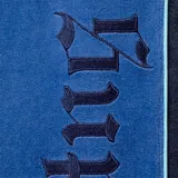 Pantalon de jogging Supreme x Umbro confeccionado en tejido de velour, de diseño colorblock en tonos azul, celeste y negro. Cuenta con cintura elastizada, puños en los tobillos, bandas laterales con ribetes y bordados de las marcas junto a un escudo en el frente.