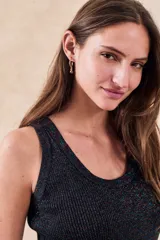 Top de algodón y lurex color beige claro, con escote redondo y tirantes anchos, de calce ajustado al cuerpo y tejido acanalado.