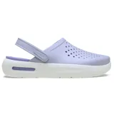 Zuecos Crocs modelo InMotion LiteRide Clog, de color gris en la parte superior perforada con tira trasera pivotante y suela gruesa de plataforma en color blanco con detalles negros.