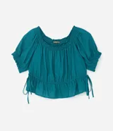 Blusa color verde azulado con escote bardot, mangas cortas abullonadas con elástico y cintura con lazo ajustable.