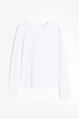 Remera entallada de microfibra en color blanco, con cuello redondo ribeteado y mangas largas.