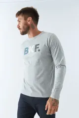 Remera gris de manga larga con cuello redondo y estampado frontal con las letras "BKF" en azul y negro.