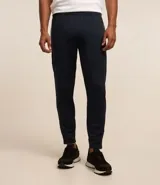 Pantalón deportivo de corte ajustado, color negro, con cintura elástica, cordón de ajuste, bolsillos laterales con cremallera, bandas laterales en contraste y cremalleras en los tobillos.